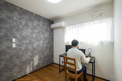 防音仕様で静けさを確保した書斎。リモートワークに集中できる、ご主人お気に入りのプライベートワークスペースです。【イデキョウホーム】