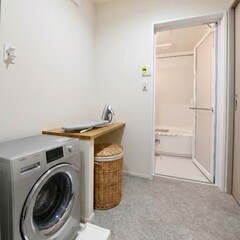 機能的なランドリールーム。洗濯機やアイロン台を完備し、効率的な家事が可能な設計となっている。【木の花ホーム】