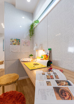 リビング内に設けた、子どもたちのスタディーコーナー兼奥さまのワークスペース。マグネットボードを採用し、カレンダーやプリント類、子どもの作品なども飾れる自由な空間に