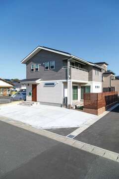 西日と視線が気になる通り側は閉じ、南を開く設計【東海ハウス】