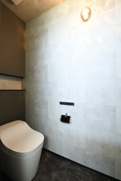 スタイリッシュなデザインのトイレ空間。控えめな色使いで落ち着いた印象を与えている。【REIWA HOUSE（令和ハウス）】