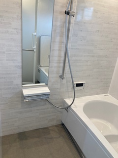 明るく清潔感のあるバスルーム。シンプルなデザインで、リラックスタイムを演出する落ち着いた空間。