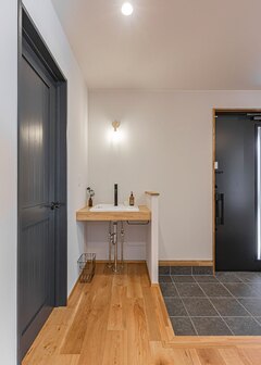 玄関ホールに設置した手洗いコーナーは今や新築を建てる際のマストアイテムになっている