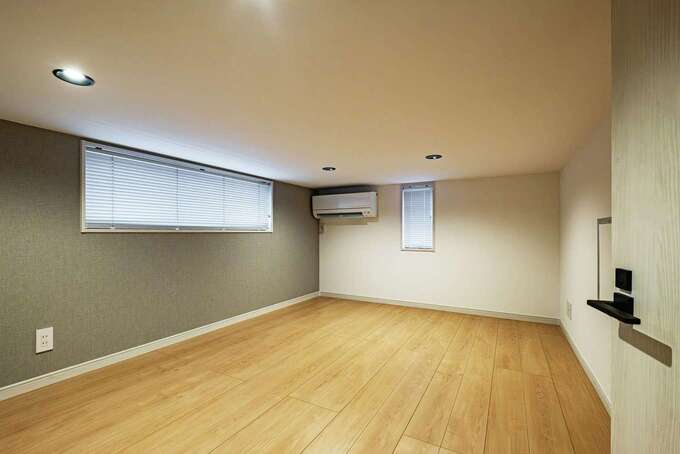 子どもの成長とともに荷物が増える可能性があるので、収納不足を解消する12畳の小屋裏収納を用意。一部は趣味空間として活用できるよう整え、富士山を眺められる窓を設けた