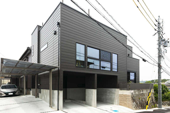 スタイリッシュでモダンな外観デザインは『吉川住建』の得意とするところ。ビルトインガレージから雨に濡れずに玄関へアクセスできて便利。12.6畳のスカイバルコニー（屋上庭園）は花火大会の特等席になる