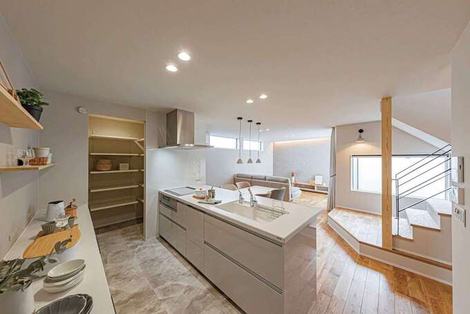 料理好きの夫妻のこだわりを反映したキッチン。パントリーを設け、収納もたっぷり確保