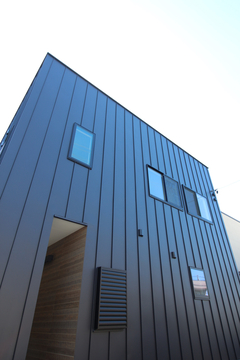 モダンなデザインの二階建て住宅の外観。スタイリッシュな印象を与える。【小野田産業～designers house project～】