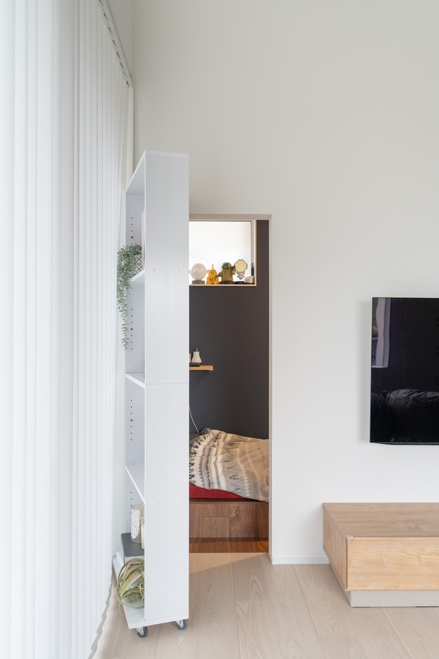 TV横から旦那様の隠し部屋に繋がる。
本棚兼扉はお施主様のこだわり。