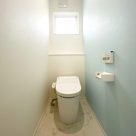 シンプルで機能的なトイレ空間。コンパクトながらも窓から自然光が差し込み、明るさを確保。使い勝手を重視したデザインが特徴。
