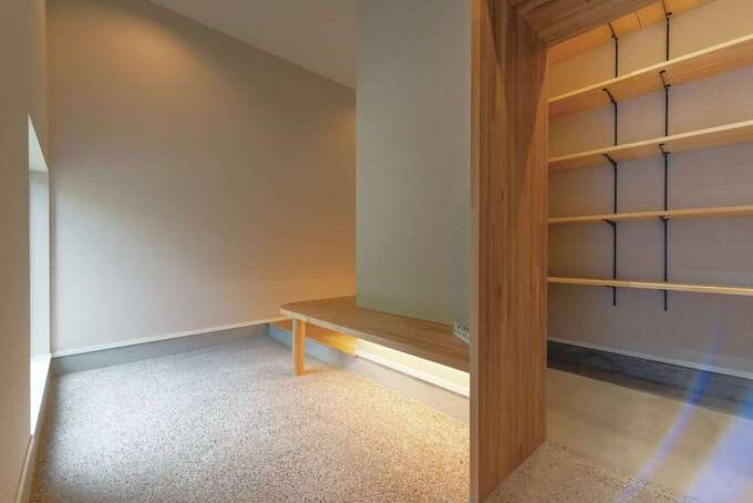 玄関を入る動線はふたつ。右手の茶室のにじり口を思わせる開口部は家族のための日常動線