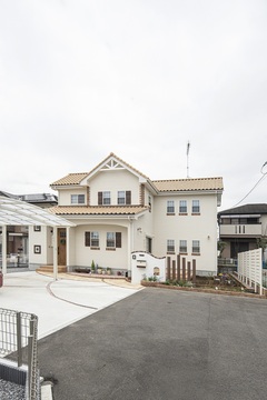 洋風デザインが特徴の二階建て住宅の外観。シンプルながらも魅力的なデザインで、落ち着いた雰囲気を持つ。