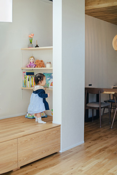 リビングの一角に設けたヌックは、子どもに読み聞かせをしたり、奥さまがゴロンと横になったり、使い方は自由自在。下部は玩具やオムツをしまえる収納になっている【ハウスコネクト】