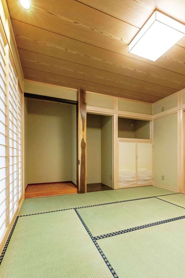 玄関の横にある8畳の和室。床柱には縁起の良い「槐（エンジュ）」を採用し、和の空間を優雅に引き立てている