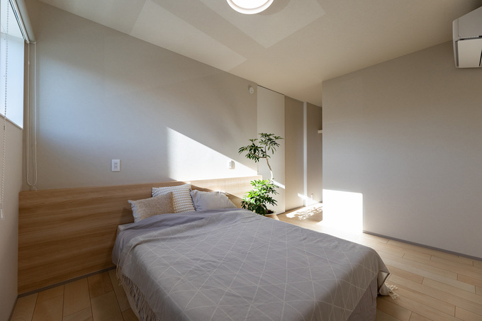 寝室には便利なベッドサイドカウンターを取り付け、スマホの充電器やメガネ、本などを置くことができるようにしました。