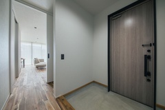 シンプルで使いやすい玄関スペース。ダークカラーのドアが引き締まった印象を与えている【DAITOKU（大得工務店）】