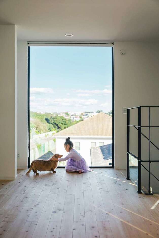 住宅街の高台に位置しているため、2階LDKのピクチャーウィンドウからは街並みを一望でき、まるで空に浮かぶお家のよう