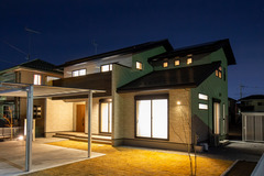 「格好良さ」を追求した外観スタイル。屋根は4寸の緩勾配にし、リビングの大きな勾配天井の下屋と南側に突き出した2枚の壁で、外観スタイルに特徴を持たせました。