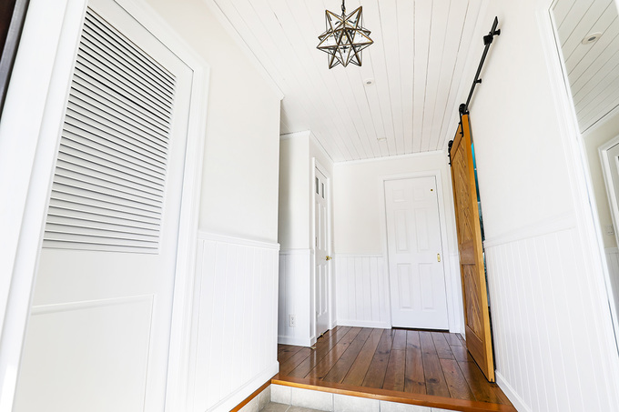 玄関はゲスト用と家族用で動線を分けて、すっきりとした印象に。ホールはガレージともつながっている