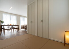 仏間やクローゼットもある収納力の高い畳スペースは、縁なし畳がおしゃれ。老後は寝室として使う予定だそう
