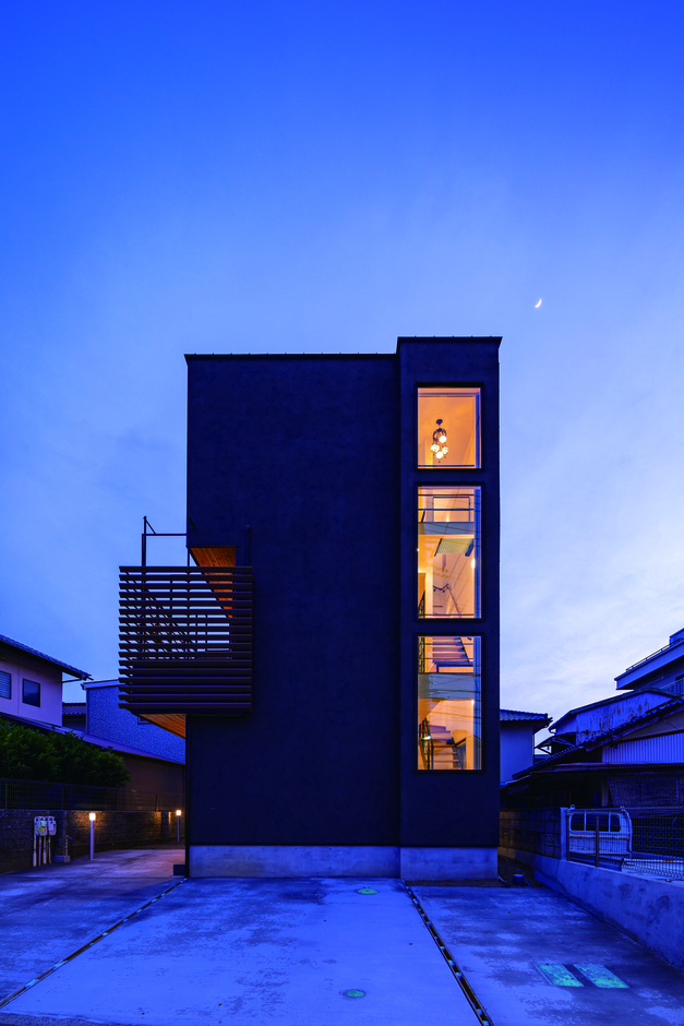 夕景には、大きなFIX 窓越しの灯りで洗練された美しい3 階建ての外観が際立つ