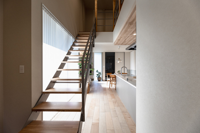 デザイン性にも優れ、陽の光や視線を遮ることのないスケルトン階段を採用。