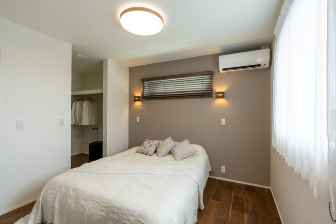 落ち着いたアクセントクロスに。WICも扉もなくし使いやすくしました。