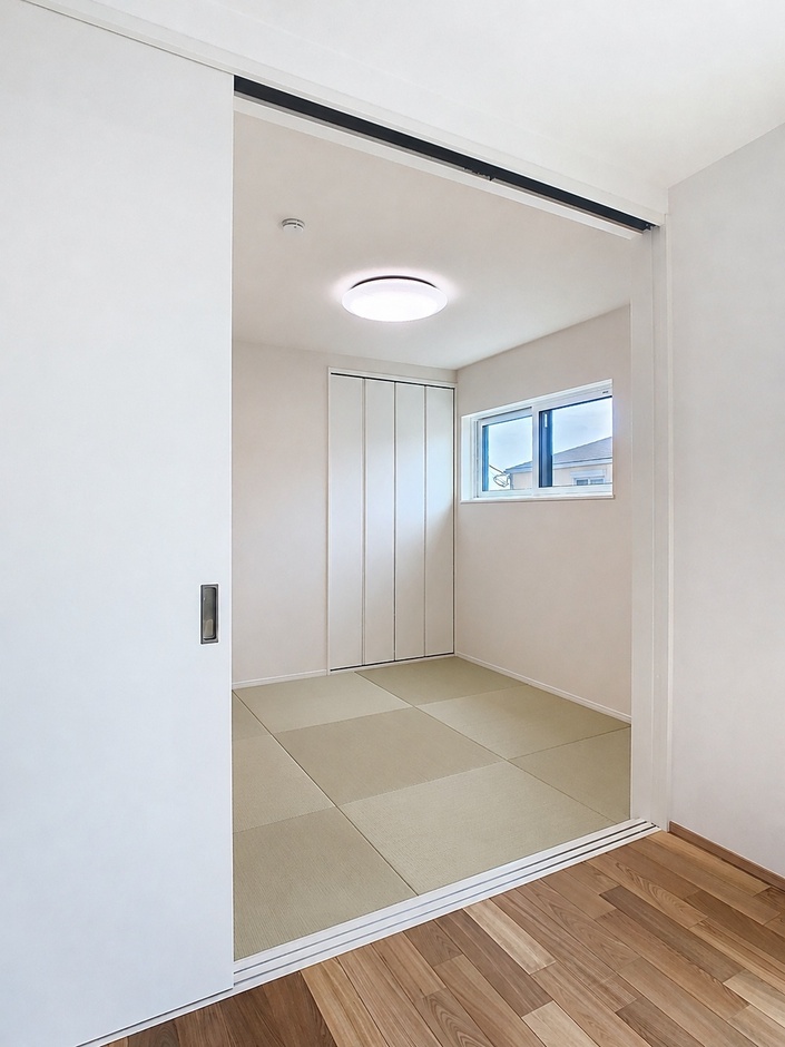 LDKに隣接する和室は、引き戸を開けることでリビングとゆるやかにつながる多目的な空間に。来客時の客間やお子さまの遊び場としても使いやすく、暮らしに合わせて柔軟に活用できます。さらに、祖父母が来てくれた際にはここで泊まることができるよう、家族に寄り添った設計にしました。