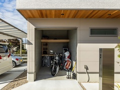 ご主人が大切にしているバイクを風雨や盗難から守ることができる専用ガレージを作りました。
バイク用品を一緒に収納し、休日には天候に左右されることなく整備やDIYなどを楽しめるようになっています。【森住建】