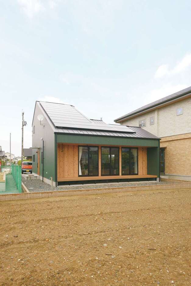 北面は窓を少なめに、眺望を楽しめる南面に大きな開口部を設けた。モスグリーンの外壁は奥さまのこだわり。太陽光発電も搭載し、低燃費な暮らしを叶えた