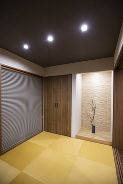ご主人様の要望である「モダンスタイル和室」。黒い天井とダークブラウンの建具で、落ち着ける雰囲気を演出。【トヨタウッドユーホーム】