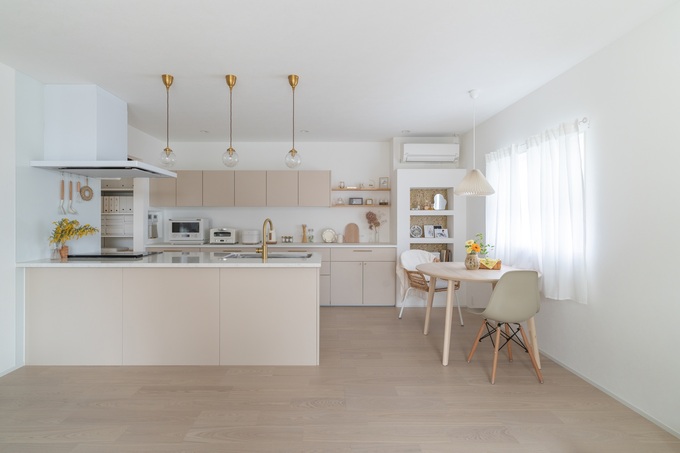 ベージュ×真鍮でまとまったキッチン空間となった。
ニッチ背面に使用したクロスがアクセントに。