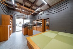 伝統と落ち着きを感じさせる内装に。
畳コーナーを設け、弓具の展示やお客様との対話の場として活用できる空間に。【丸宗建設】