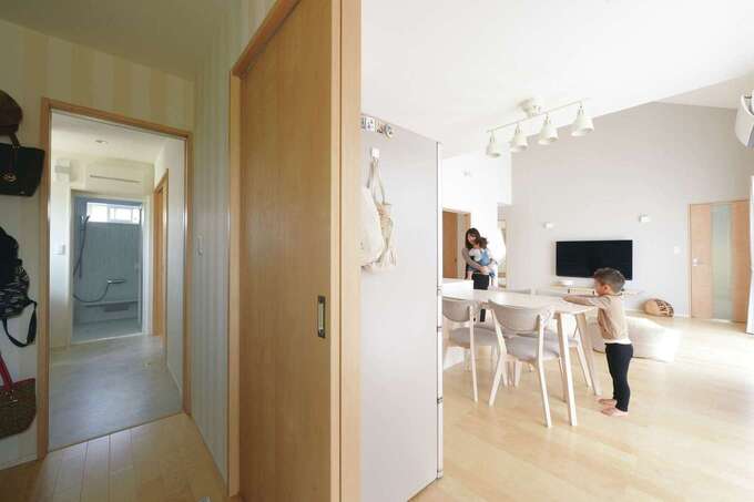 ファミリークローゼットから眺めたLDKと水回りスペース。洗濯の動線も、朝晩の生活動線もラクラク