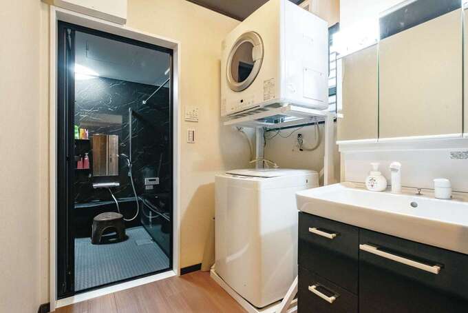 キッチン近くに水回りをまとめ、家事効率を高めた。建築費用を抑えられた分、ガス式の衣類乾燥機や憧れていたブラックの浴槽など、他社では難しかった設備機器を採用できた