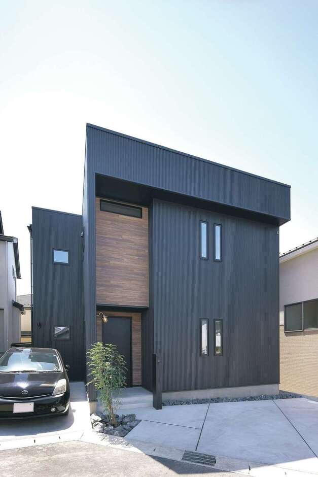 屋根と外壁は、ブラックのガルバリウム鋼板をセレクト