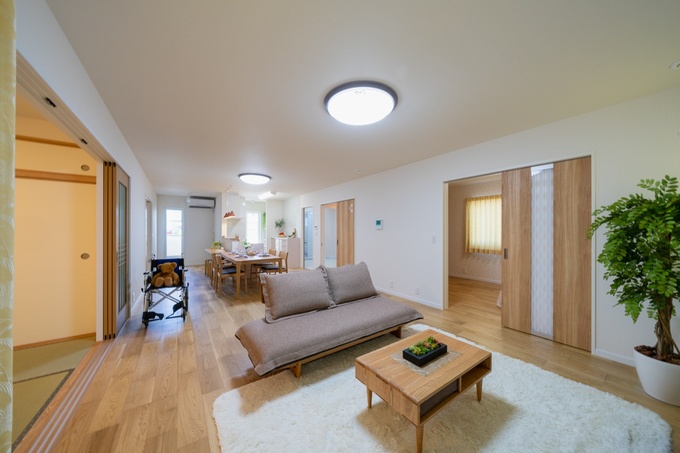 リビングダイニングを中心に各部屋にアクセスできる間取りとなっております。