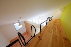 はしごでアクセス可能なロフトスペース。限られた空間を有効活用した、