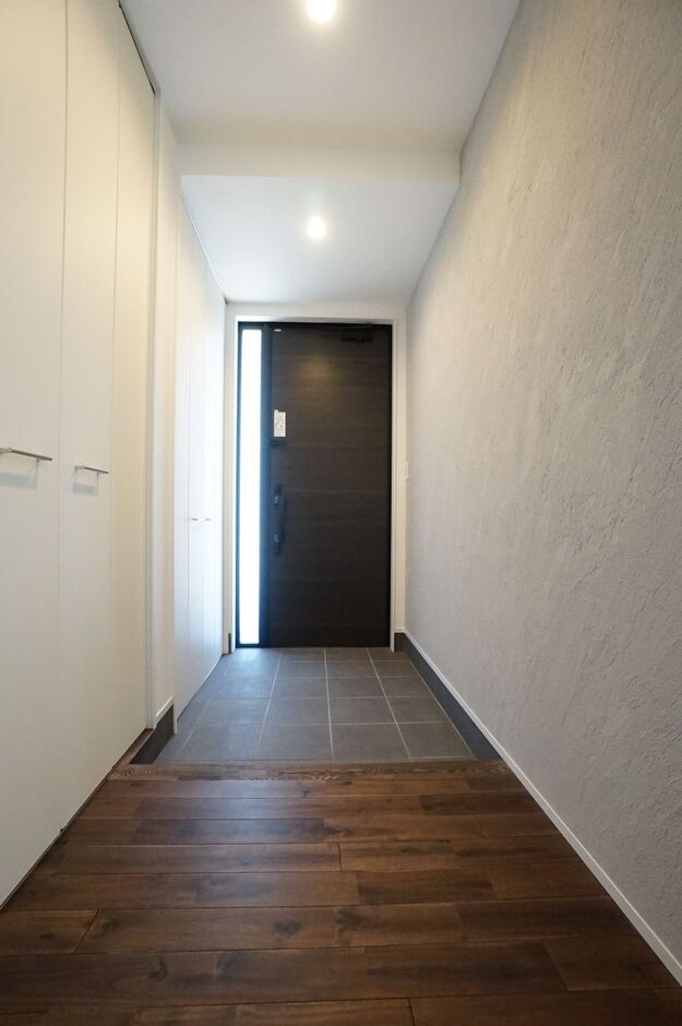 シンプルですっきりとまとめた玄関ホール。収納力も十分で、いつもキレイに保つことができる