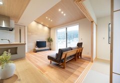 広々としたLDKには、自然光が差し込む大きな窓があり、明るく開放的。木の温もり和の雰囲気が心地良い居住空間となっている。