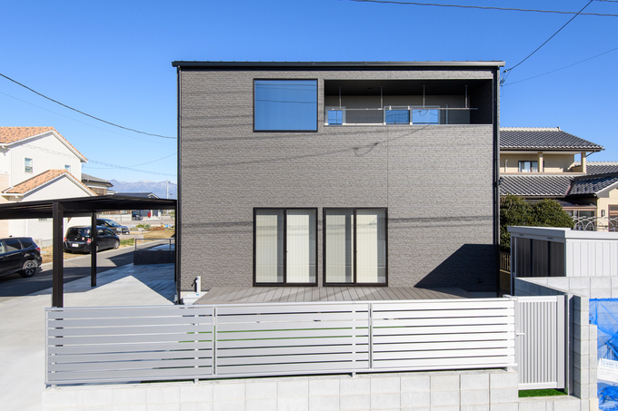 シンプルでモダンな直方体の住宅外観。大きな窓が取り付けられたデザインが特徴で、清潔感のあるカラーリングが魅力。