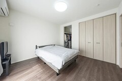 落ち着いて眠れるようブラウンやナチュラルウッドのやさしい色合いで統一しました。【秀光ビルド】