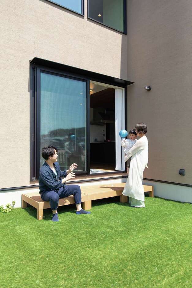 庭のある暮らしに憧れていたSさん夫妻。人工芝を敷き、BBQや子どもプールを楽しむ