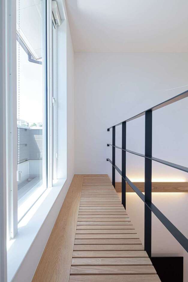 高窓掃除＆将来猫を飼う時のために設けた、すのこ床のキャットウォーク。子どもの安全対策のため、2階ホールにある出入口のオリジナル建具は、高めの位置に鍵を付けた