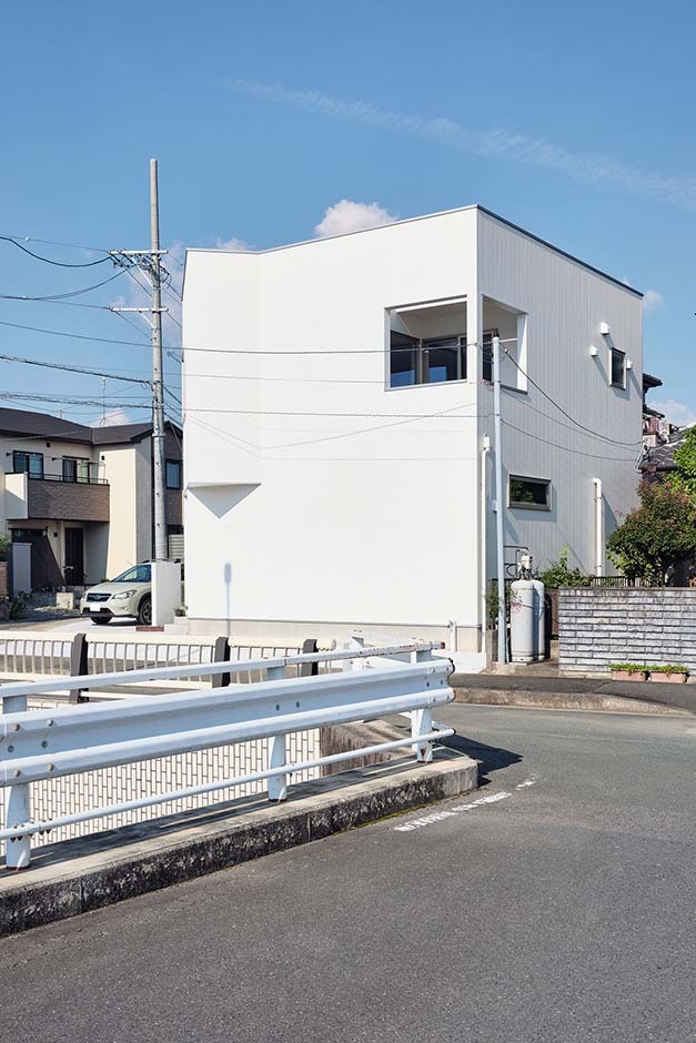 真っ白な箱型ながら、ところどころに凹凸をつけたデザイン変化が楽しいH邸の外観