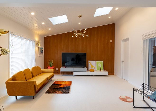 LDKの一面を突板の壁に。ヴィンテージ家具と、子どもたちが描いた絵や粘土細工がミッドセンチュリーな空間を彩る