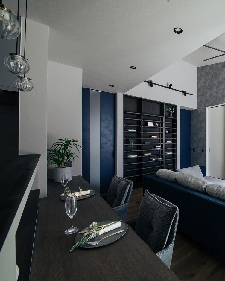 リビングの壁面に造作したCDラックは、施主の趣味を考慮して同社建築士が提案。「自分では気づけなかった希望まで反映させてくれた」と笑うKさん。