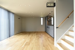 LDKは自然光がたっぷり入る明るい空間。階段が見える位置に配置されており、開放感がありつつも居心地の良さが感じられる。【REIWA HOUSE（令和ハウス）】