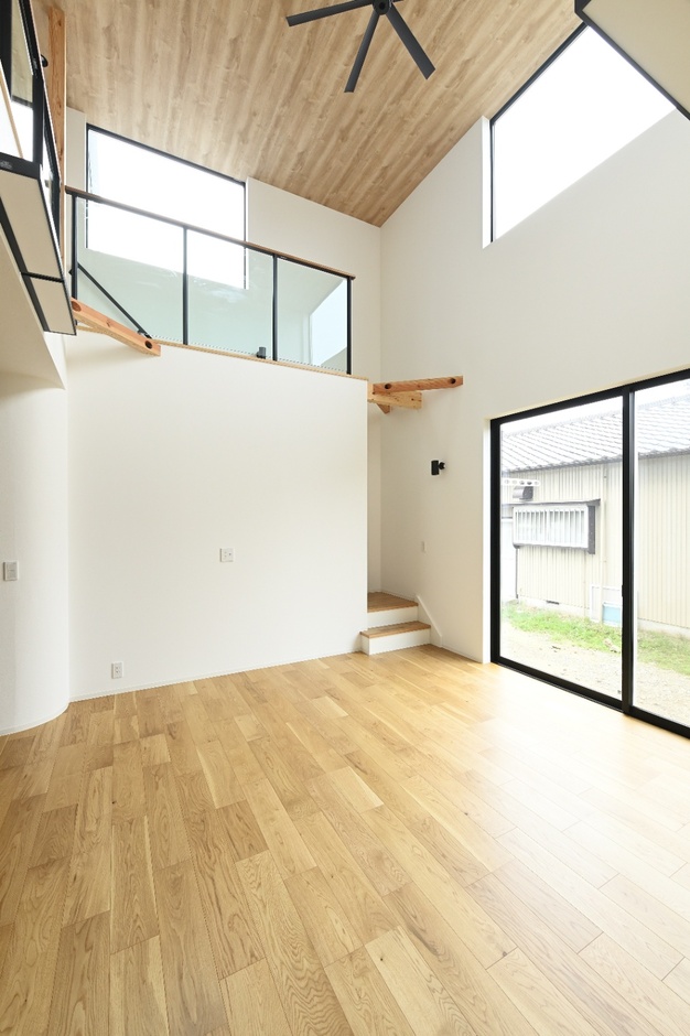 吹き抜けが魅せる開放感と温もりの住まい｜REIWA HOUSE（令和ハウス）の新築施工例【くふうイエタテ】