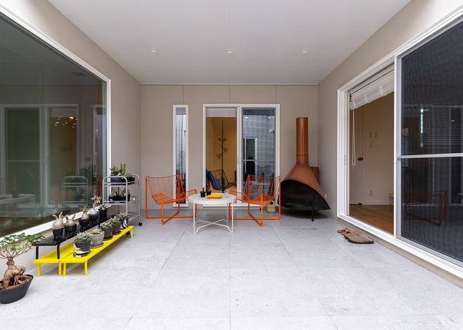 子どもたちとプール遊びをしたり、バーベキューを楽しむことができる中庭。外からの視線を気にすることなく、のびのびと過ごせる