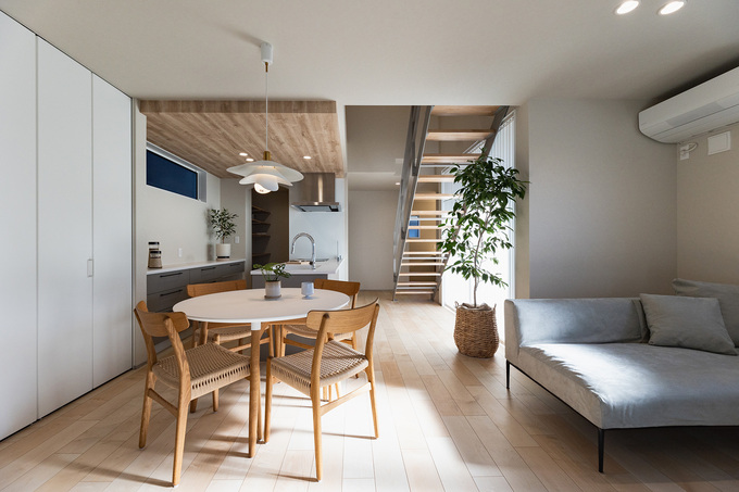 ホワイトを基調としたインテリアに、淡い色味の無垢材が相まり、ナチュラルでやさしい雰囲気の空間に仕上がりました。